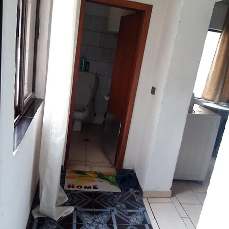 Проживание в семье Private Flat In House 17 Тирана